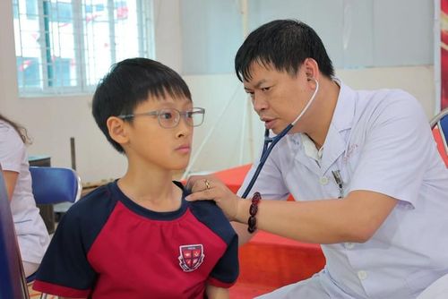 Bác sĩ thăm khám sức khỏe cho học sinh ngày 21/8. Ảnh: BVCC
