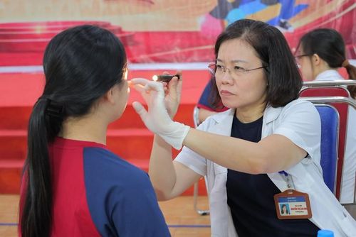 Các em học sinh được khám thể lực, nhi khoa, tai - mũi -họng, răng-hàm-mặt, mắt. Ảnh: BVCC