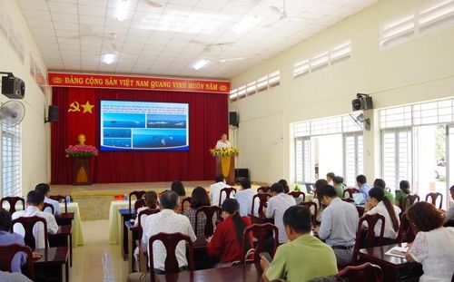 Đại diện Lữ đoàn 146 tuyên truyền biển đảo ở xã Đông Khánh Sơn. Ảnh: Thành Vũ.