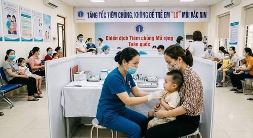 Với các trường hợp trì hoãn tiêm chủng, cần tiêm bù càng sớm càng tốt.(Ảnh có sự hỗ trợ của AI)