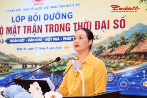 Bà Trần Thị Thu Hương, Phó Chủ tịch Ủy ban MTTQ Việt Nam tỉnh Nghệ An phát biểu tại buổi tập huấn. Ảnh: ĐB