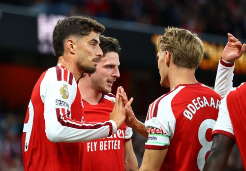  Arsenal khởi đầu hành trình bảo vệ chức vô địch bằng chiến thắng thuyết phục tại Emirates. 