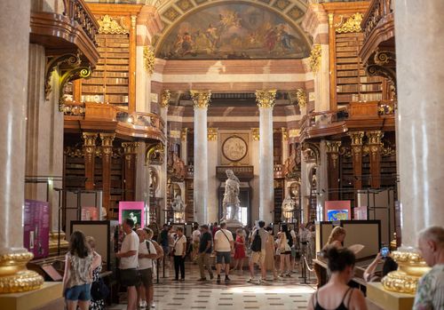 State Hall của Thư viện Quốc gia Áo tại Vienna được xem là một trong những sảnh thư viện hoàng gia tráng lệ trên thế giới. Không gian dài 77,7 m, rộng 14,2 m và cao 19,6 m gần như chiếm trọn mặt tiền quảng trường Josefsplatz.
