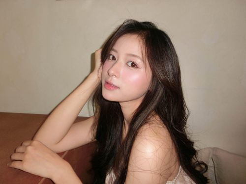  Tuy nhiên, diễn xuất của Nguyễn Thị Trinh vẫn bộc lộ sự non kinh nghiệm. Cô xử lý khá ổn những cảnh vui vẻ, tinh nghịch nhưng chưa thật sự nổi bật ở các phân đoạn cần chiều sâu cảm xúc. Một số biểu cảm còn hơi nhấn mạnh bằng nét mặt, trong khi cách thoại chưa hoàn toàn mềm mại, tự nhiên. Dù vậy, với một vai đầu tay, màn thể hiện của cô vẫn cho thấy sự tự tin và tiềm năng phát triển. 