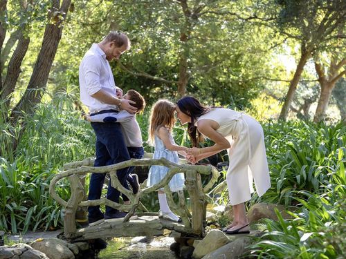Truyền thông Anh tuần này đưa tin Hoàng tử Harry - Meghan có kế hoạch rời khỏi Mỹ vào cuối tháng này. Ảnh: Reuters, Instagram.