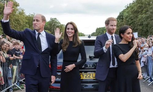  Vợ chồng William - Kate (bên trái) và vợ chồng Harry - Meghan tại Windsor, Anh, hồi tháng 9/2022. Ảnh: Reuters. 