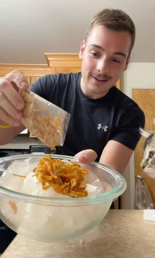 Nhà sáng tạo nội dung Elliott Norris nhiều lần đăng tải video mukbang hoặc tự tay làm bánh tráng trộn. Ảnh: Elliott Norris.