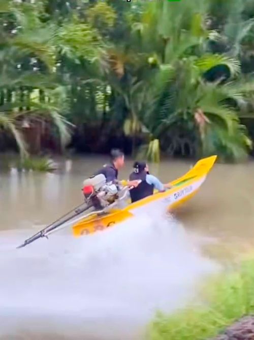Dịch vụ vỏ lãi "bay" tại kênh Xáng Ô Môn (xã Thới Lai). Ảnh: R.T.