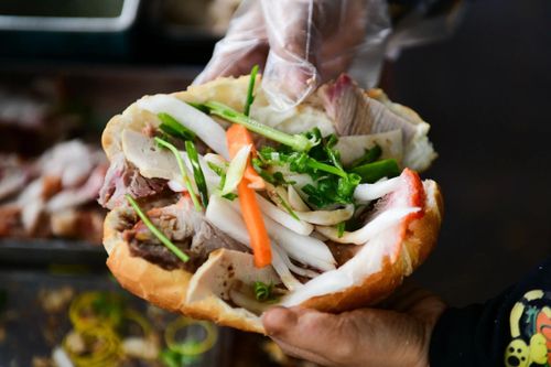  Bánh mì đường phố có nguy cơ ngộ độc cao vì các nhân bánh như pate, bơ trứng sống và thịt nguội rất dễ ôi thiu, biến chất khi bày bán ngoài nhiệt độ phòng, kết hợp với nguy cơ nhiễm khuẩn chéo từ tay người bán, rau sống và khói bụi vỉa hè. Ảnh minh họa: Linh Huỳnh. 