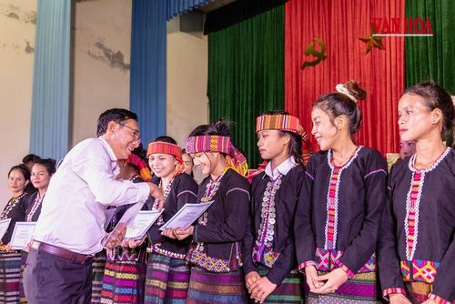 Ông Phan Thanh Liệu, Phó Chủ tịch UBND xã Ba Lòng trao giấy chứng nhận cho các học viên lớp tập huấn