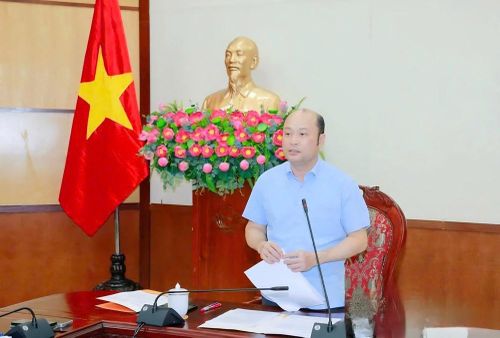 Ông Cao Văn Cường, Phó Chủ tịch UBND tỉnh chủ trì Hội nghị trực tuyến triển khai công tác ứng phó bão số 4 và mưa lũ. Ảnh: Lê Hợi