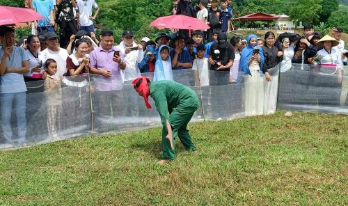 Không khí ngày hội càng thêm sôi động với các hoạt động bịt mắt bắt vịt, bắt cá chép ruộng cùng nhiều trò chơi dân gian. Người dân, du khách trực tiếp tham gia, tạo nên không gian giao lưu gần gũi; đồng thời giúp thế hệ trẻ có cơ hội tìm hiểu, thực hành và tiếp nối nét đẹp văn hóa của cha ông