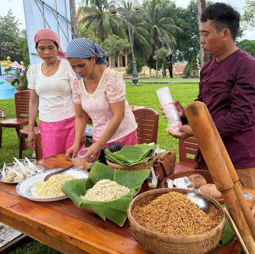 Cốm dẹp là món ăn và lễ vật truyền thống lâu đời của đồng bào dân tộc Khmer Nam Bộ