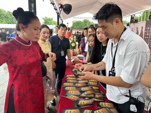 Các đại biểu đầu tiên đến tham dự ra mắt phim