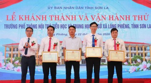 Trao tặng Bằng khen cho tập thể và cá nhân có thành tích xuất sắc trong xây dựng nhà trường