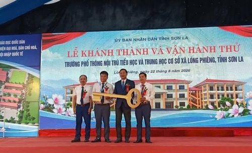Chủ đầu tư trao chìa khóa cho lãnh đạo nhà trường