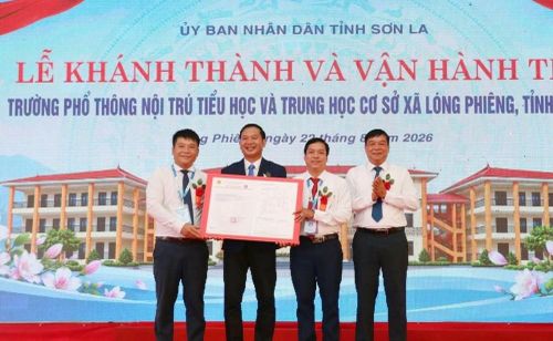 Trao giấy chứng nhận quyền sử dụng đất cho đại diện nhà trường
