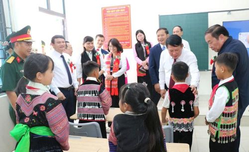 Niềm vui của đại biểu cùng cán bộ, giáo viên và các em học sinh tại lễ khánh thành nhà trường