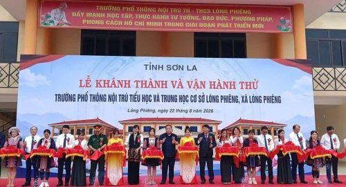 Phó Bí thư Thường trực Tỉnh ủy, Chủ tịch HĐND tỉnh Sơn La Lò Minh Hùng cùng các đại biểu cắt băng khánh thành