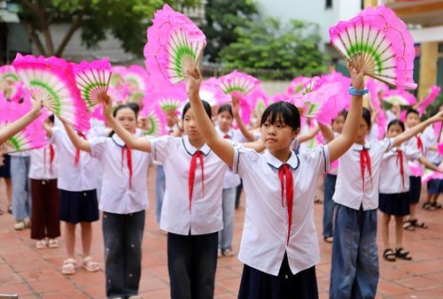 Học sinh khối lớp 4 trường Tiểu học Kỳ Bá (phường Trần Lãm, tỉnh Hưng Yên) đồng diễn chèo. Ảnh: Thế Duyệt – TTXVN