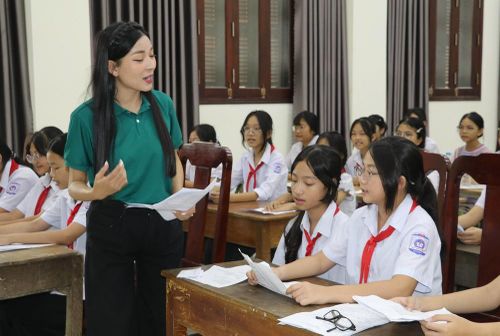 Truyền dạy thực hành những làn điệu chèo cho các em học sinh tại xã Yên Mô, tỉnh Ninh Bình. Ảnh: Thùy Dung - TTXVN