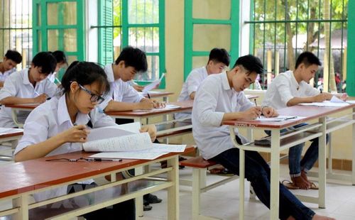 Việc bố trí bàn ghế trong phòng học cần phù hợp với chiều cao học sinh và diện tích phòng học theo quy định