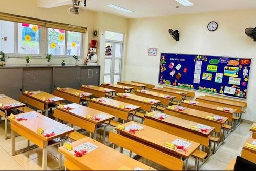 Rà soát, sắp xếp bàn ghế phù hợp với điều kiện từng lớp học