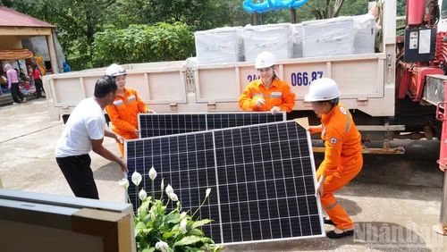 Lắp đặt hệ thống điện năng lượng mặt trời tại điểm trường mầm non Xi Tan.