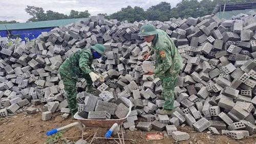 Việc hỗ trợ xây dựng trường học biên giới không chỉ là nhiệm vụ chính trị, mà còn xuất phát từ trái tim của mỗi người lính mong cho con em bà con khu vực biên giới sớm có chỗ học ổn định, đàng hoàng. (Ảnh: THANH BÌNH)