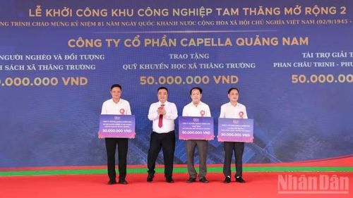 Chủ đầu tư Dự án Khu công nghiệp Tam Thăng mở rộng 2 trao hỗ trợ cho các địa phương. (Ảnh: QV)