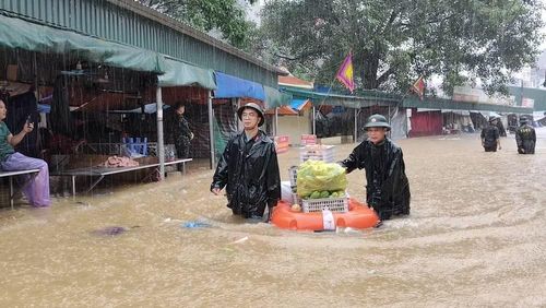 Lực lượng quân sự Lạng Sơn hỗ trợ di chuyển hàng hóa tại khu vực chợ Giếng Vuông, phường Kỳ Lừa. (Ảnh: QSLS)