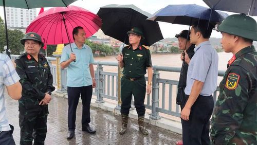 Lãnh đạo Bộ Chỉ huy Quân sự tỉnh Lạng Sơn đi kiểm tra tình hình mưa ngập tại các điểm trên địa bàn phường Đông Kinh. (Ảnh: QSLS)