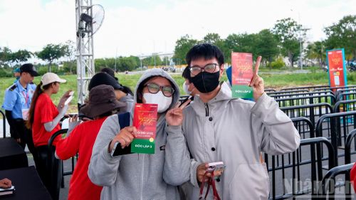 Sau thời gian chờ đợi, những tấm vé được trao tận tay khán giả. Nhiều bạn trẻ nhanh chóng lưu giữ khoảnh khắc đặc biệt này bằng những bức ảnh cùng bạn bè.