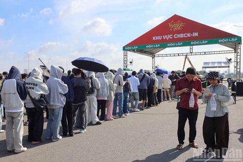 Dòng người trẻ tại điểm phát vé cho thấy sức hút của “Tổ quốc trong tim” đối với khán giả, đặc biệt là thế hệ trẻ. Tất cả đang cùng hướng tới đêm concert với sự mong chờ và kỳ vọng về một không gian nghệ thuật giàu cảm xúc, lan tỏa tình yêu Tổ quốc.