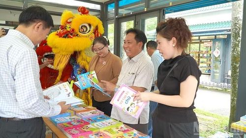 Đại biểu và du khách tham quan Hiệu sách Sen Hồng Cao Lãnh. (Ảnh: HỮU NGHĨA)