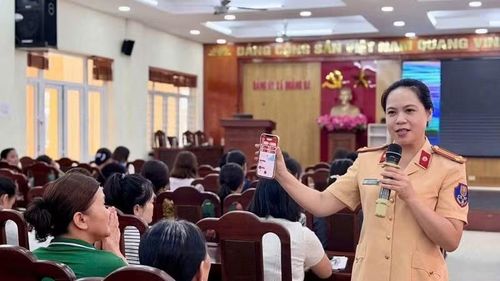 Cán bộ, chiến sỹ Phòng Cảnh sát giao thông, Công an tỉnh Quảng Ninh luôn phát huy tinh thần gương mẫu, vì nhân dân phục vụ. (Ảnh: QUỐC XÃ)