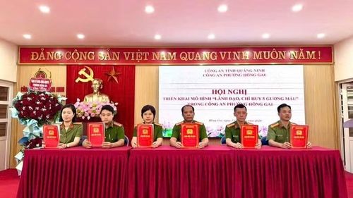 Các đơn vị của Công an phường Hồng Gai ký kết triển khai mô hình “Lãnh đạo, chỉ huy 5 gương mẫu”. (Ảnh: Công an tỉnh Quảng Ninh)