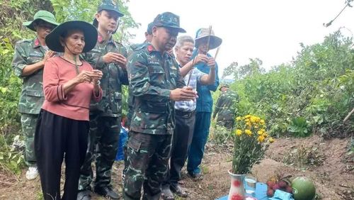 Các đơn vị dâng hương, hoa quả trước khi quy tập hài cốt liệt sĩ tại thôn Phong Hậu, xã Tuy An Bắc theo thông tin từ bà Bùi Thị Kim Chuyên. (Ảnh: QUỐC KHÁNH)