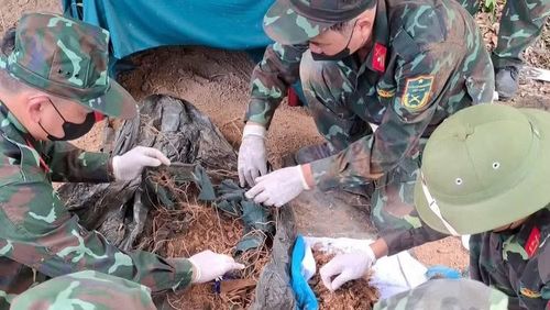 Cán bộ, chiến sĩ Đội K51 tìm thấy hài cốt liệt sĩ tại thôn Phong Hậu, xã Tuy An Bắc. (Ảnh: QUỐC KHÁNH)