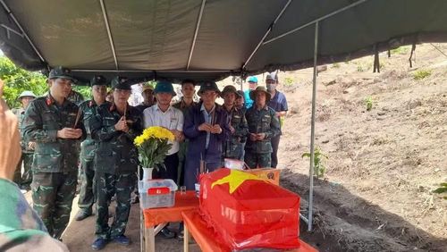 Đại diện cấp ủy, chính quyền và Đội K51 dâng hương anh linh liệt sĩ. (Ảnh: QUỐC KHÁNH)
