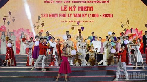 Chương trình nghệ thuật kỷ niệm 120 năm Phủ lỵ Tam Kỳ. (Ảnh: QV)