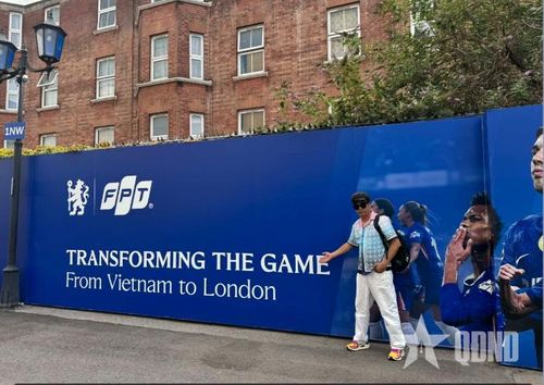 Thương hiệu FPT xuất hiện trên đường vào sân Stamford Bridge. Ảnh: THU GIANG