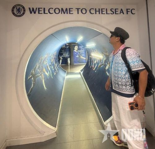 Tác giả bên trong sân Stamford Bridge. Ảnh: THU GIANG