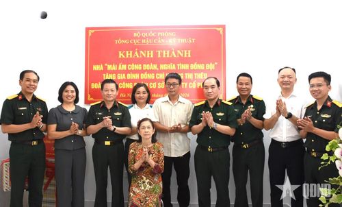 Niềm vui của gia đình chị Hoàng Thị Thêu trong ngày khánh thành và bàn giao nhà mới.