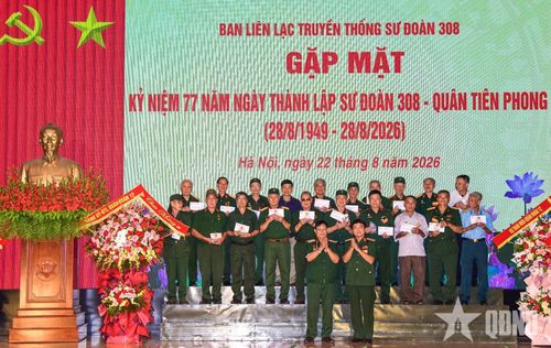  Ban liên lạc truyền thống Sư đoàn 308 trao quà mừng thọ tặng đại diện các hội viên 70, 75, 80 và 85 tuổi.