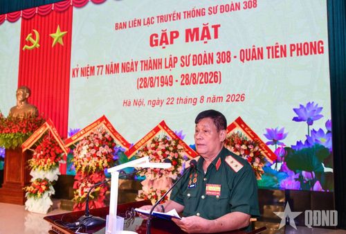 Trung tướng Ngô Lương Hanh phát biểu tại buổi gặp mặt.