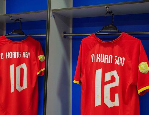 Xuân Son đá chính trước Thái Lan. Ảnh: VFF
