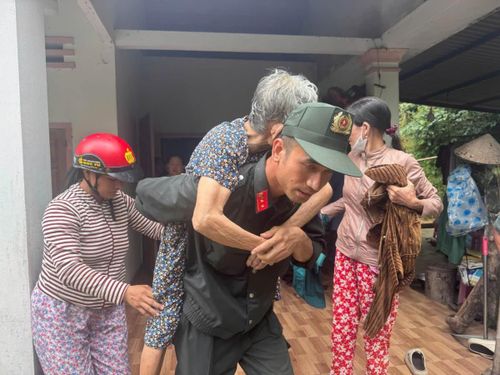 Cảnh sát cơ động luôn có mặt lúc người dân gặp khó khăn, hoạn nạn.