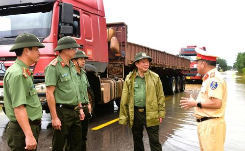 Thiếu tướng Nguyễn Hữu Hợp- Giám đốc Công an TP thăm, động viên lực lượng Cảnh sát giao thông bám đường trong đợt lũ tháng 10 năm 2025.