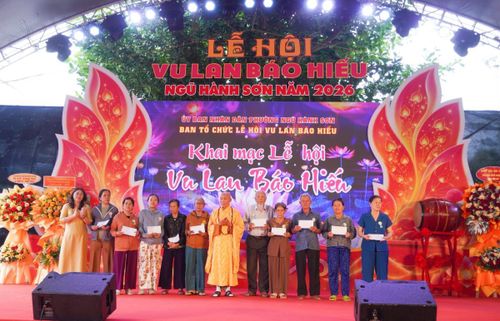 Ban Tổ chức trao các phần quà cho các gia đình chính sách và các gia đình phật tử có hoàn cảnh khó khăn.